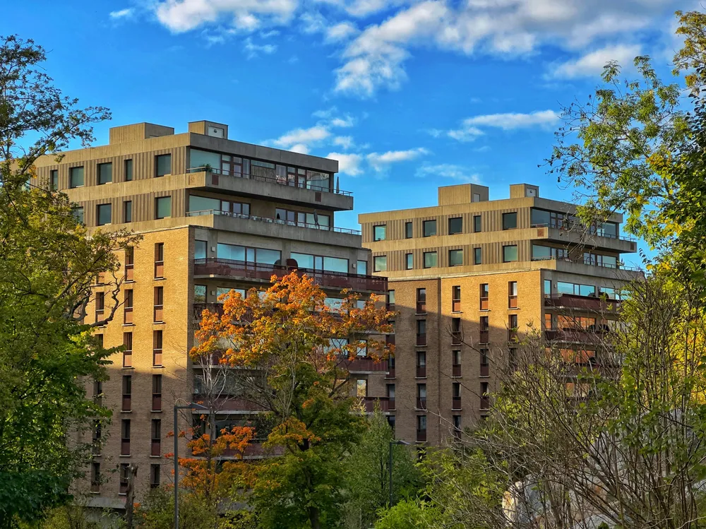 Bostadsarkitektur och träd i Hjorthagen, Stockholm, miljöbild