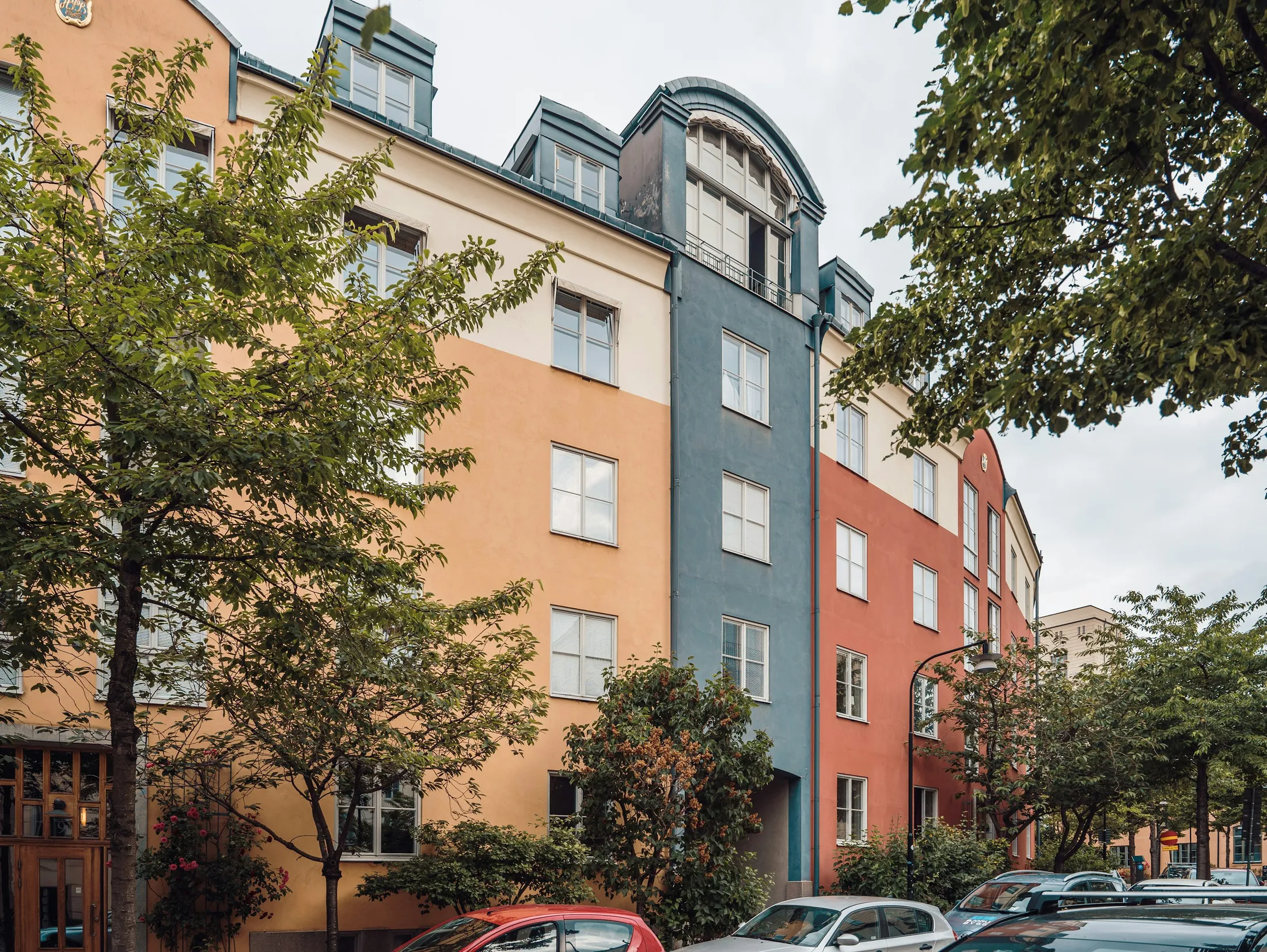 Trädkantad gata med bostadshus i Stockholm, en miljöbild